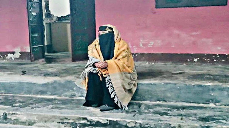 মোগলাবাজারে বিয়ের দাবিতে প্রেমিকের বাড়িতে গোলাপগঞ্জের তরুণীর অনশন 